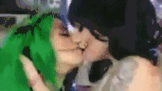 2FriendsKissing emote