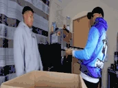 MarvinistsauerundshootetaufKelvinmitScarli emote