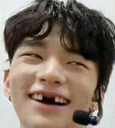 hwanghyunjinwithno_teeth emote
